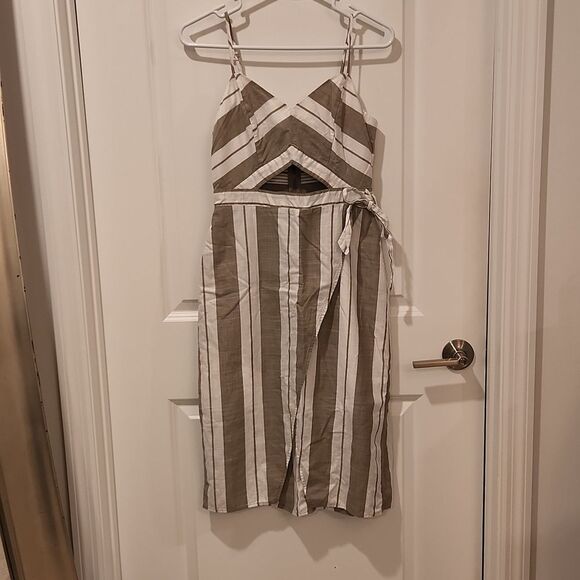 Express Dresses & Skirts - Tan and white Express midi dress with exposed cut out size 4